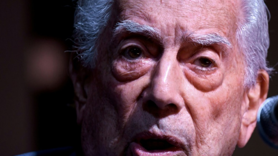 Mario Vargas Llosa recibe su espada de acad&eacute;mico franc&eacute;s