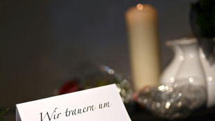 Angeh&ouml;rige gedenken get&ouml;teter zw&ouml;lfj&auml;hriger Luise in Freudenberg