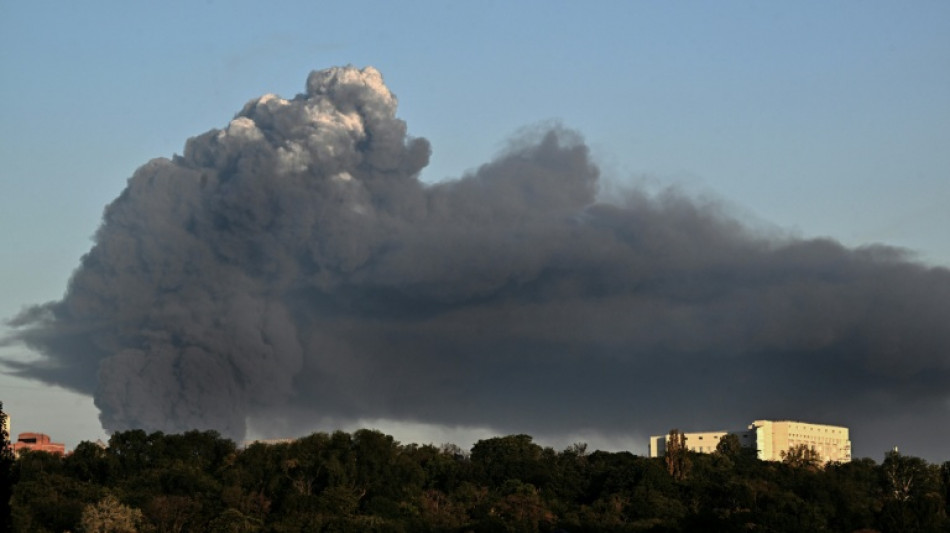 Au moins 27 morts apr&egrave;s une frappe russe sur un entrep&ocirc;t pr&egrave;s de Kiev (officiel) 