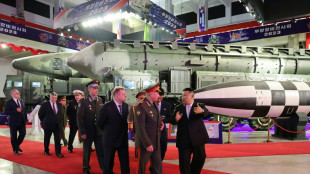 El l&iacute;der norcoreano muestra misiles y drones al ministro de Defensa ruso
