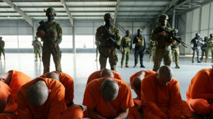 Ecuador traslada a los primeros 300 presos a una megac&aacute;rcel tras matanza