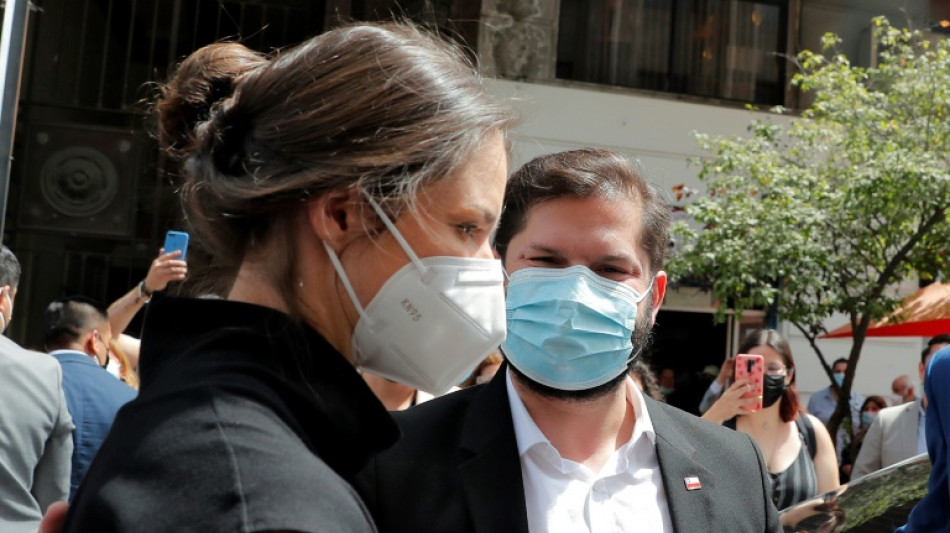 Decisi&oacute;n de pareja de Boric de ser primera dama marca diferencias entre feministas chilenas