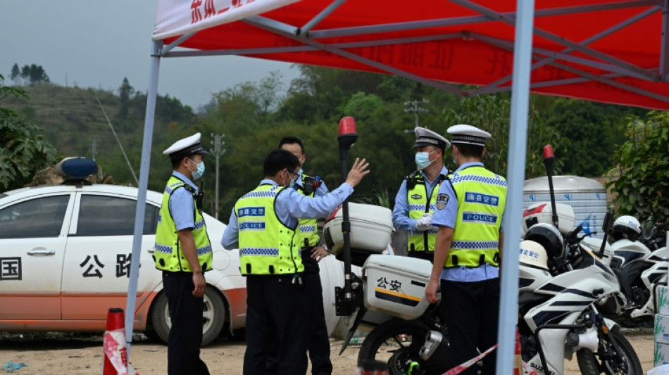 Chine: le site de l'accident d'avion pass&eacute; au peigne fin 
