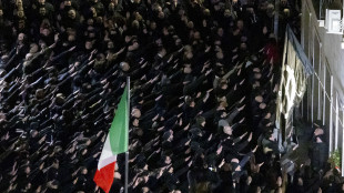 Centinaia ad Acca Larentia fanno il saluto romano