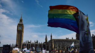 Milhares de pessoas protestam em Londres pelos direitos das pessoas trans