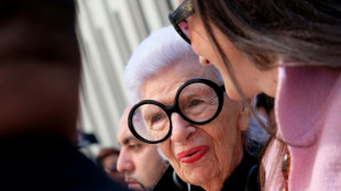 Muere la icónica diseñadora estadounidense Iris Apfel a los 102 años