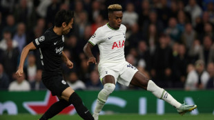 Frankfurt's Hasebe to miss 'several weeks' with knee injury
