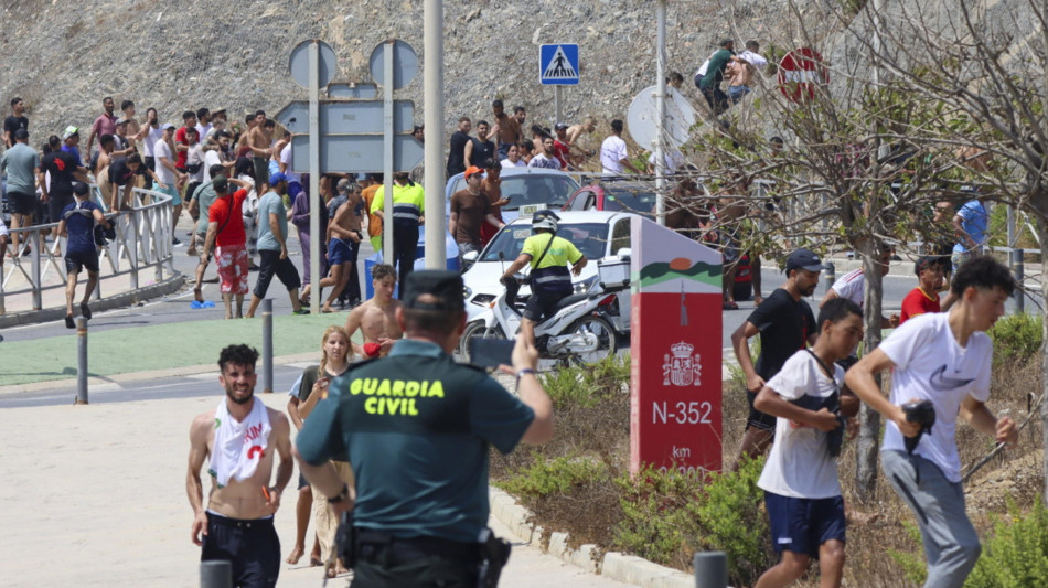 Media, 'sale a 16 il numero dei migranti annegati a Ceuta in 24 ore'