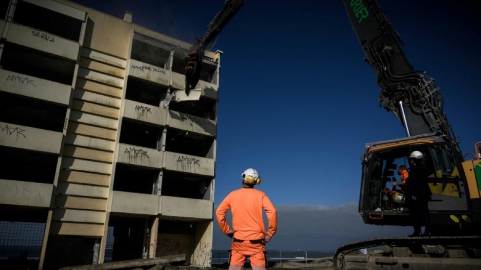 Sur la dune m&eacute;docaine, la d&eacute;molition du "Signal", symbole de l'&eacute;rosion c&ocirc;ti&egrave;re