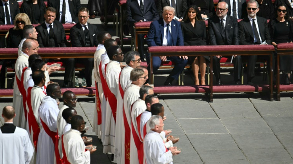 Trump publica una imagen vestido de papa y provoca críticas