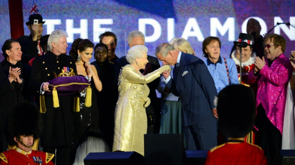 Les stars saluent Elizabeth II, qui a fascin&eacute; le rock et Hollywood