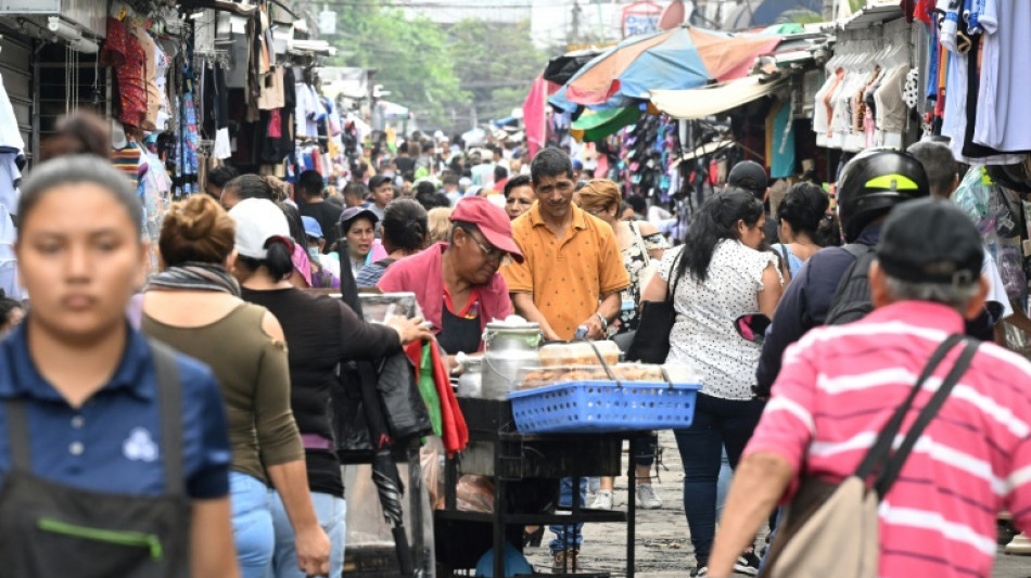 Apr&egrave;s un an de "guerre contre le crime", les Salvadoriens red&eacute;couvrent leurs rues