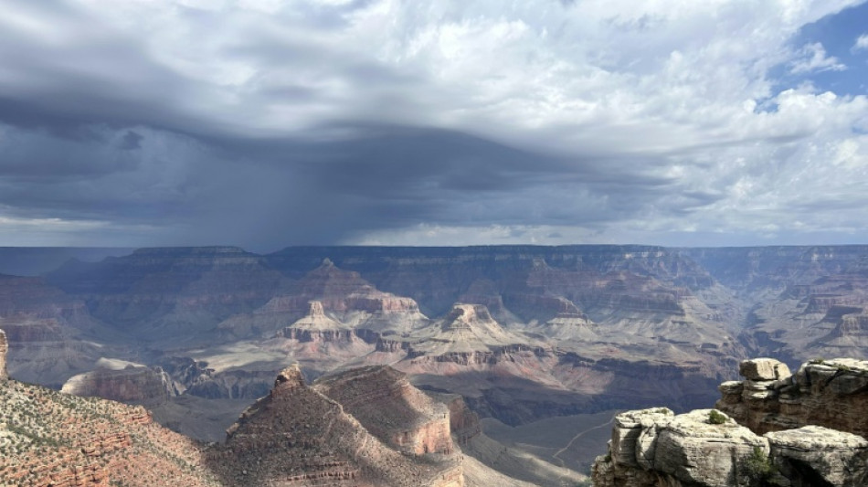 Crue &eacute;clair au Grand Canyon: deux morts, les recherches se poursuivent