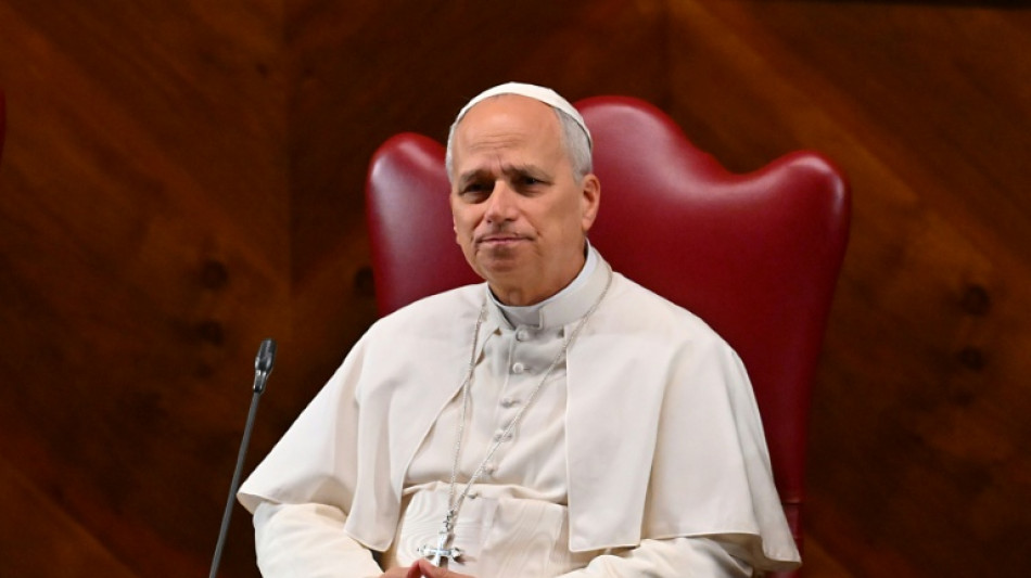 Spike Lee le regala una camiseta de los Knicks al papa Le&oacute;n XIV