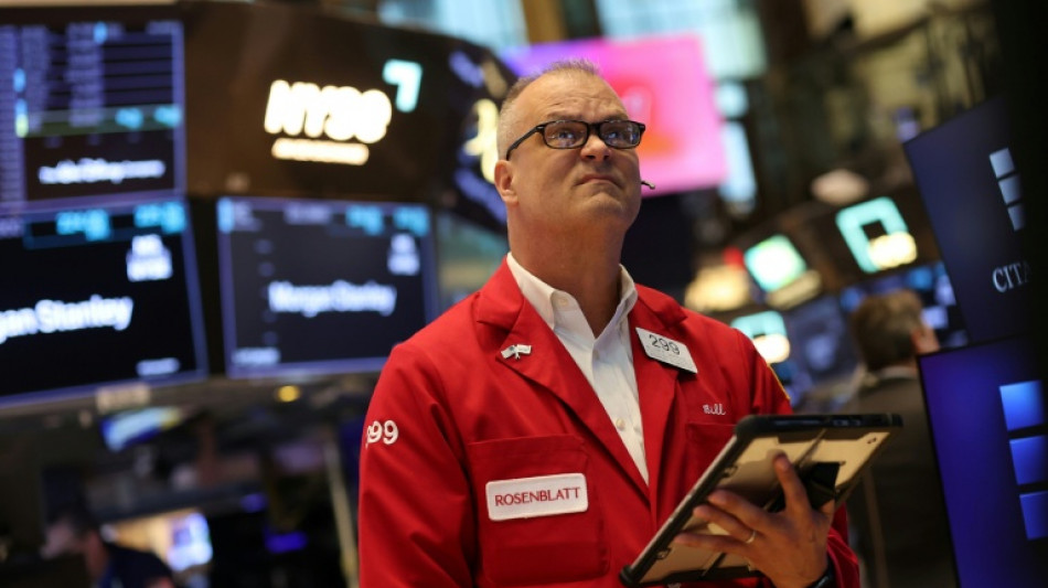 Wall Street ouvre en baisse, crisp&eacute;e par la hausse du p&eacute;trole et des taux obligataires