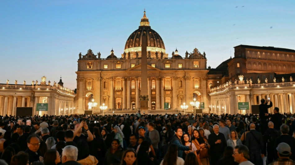 Au Vatican, l'afflux de fidèles se poursuit avant les funérailles du pape