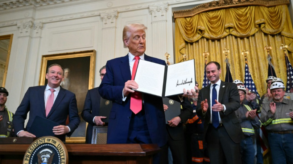 Trump firma decretos para impulsar la minería de carbón en EEUU