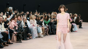 Chanel brinca com propor&ccedil;&otilde;es no encerramento da Semana de Moda de Paris