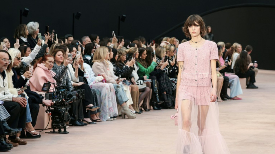 Chanel e Saint Laurent brincam com silhuetas e propor&ccedil;&otilde;es em Paris
