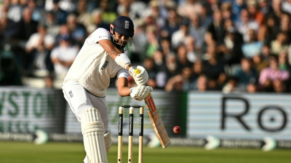 England edge ahead in third Test after latest Pakistan collapse