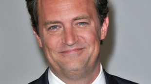 Choc et pluie d'hommages apr&egrave;s le d&eacute;c&egrave;s de Matthew Perry, star de la s&eacute;rie "Friends"