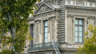 Liberan sujeta a control judicial en Francia a una sospechosa del robo al Louvre
