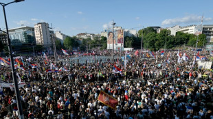 Proteste in Serbien: Tausende Menschen fordern Neuwahlen