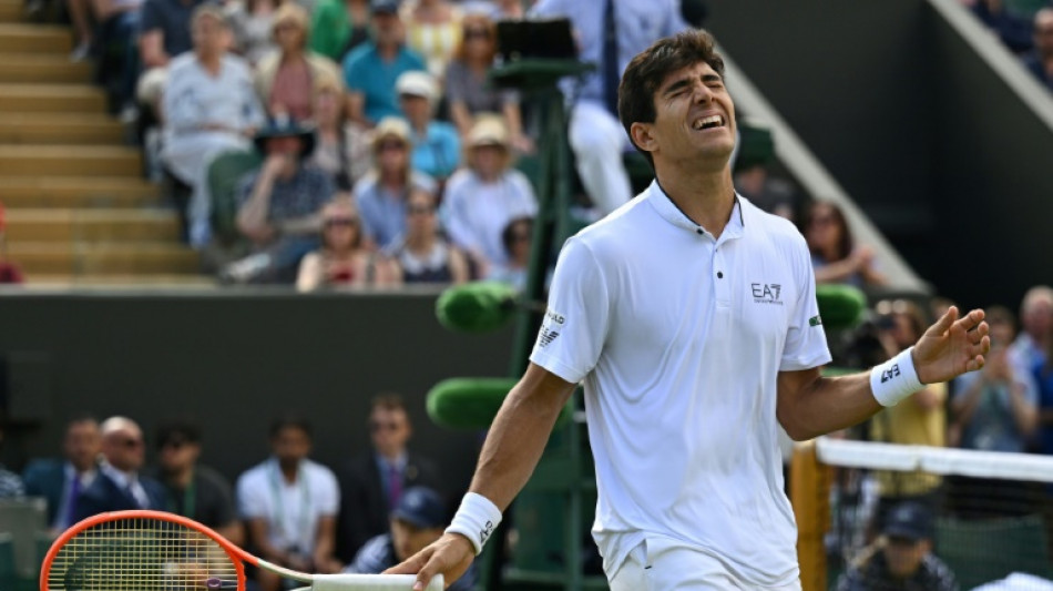 Cristian Gar&iacute;n pasa a cuartos de final con un tit&aacute;nico esfuerzo en Wimbledon