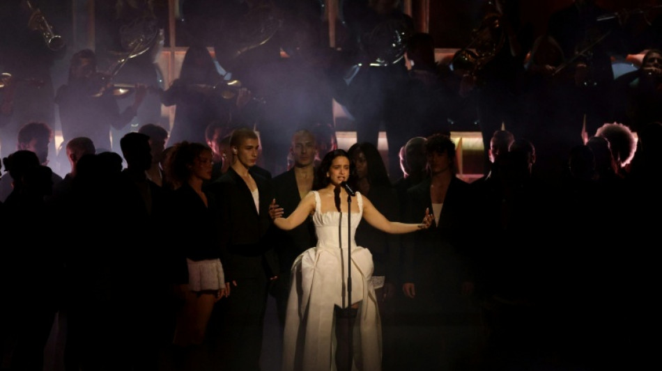 Rosal&iacute;a inicia na Fran&ccedil;a a turn&ecirc; internacional de 'Lux'