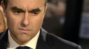 Lecornu voit s'&eacute;loigner une dissolution, le PS attend la suspension de la r&eacute;forme des retraites 