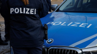 Mann f&auml;hrt mit brennendem Pkw zu Tankstelle und verschanzt sich mit Axt