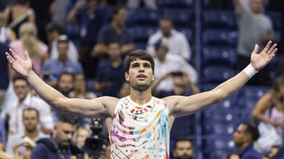 Alcaraz powers through as US Open rivals feel the heat