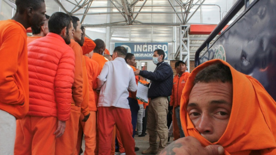 Col&ocirc;mbia recebe centenas de cidad&atilde;os deportados que estavam presos no Equador