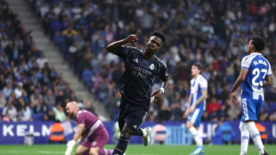 Com dois gols de Vini, Real Madrid vence Espanyol (2-0) e adia t&iacute;tulo do Bar&ccedil;a