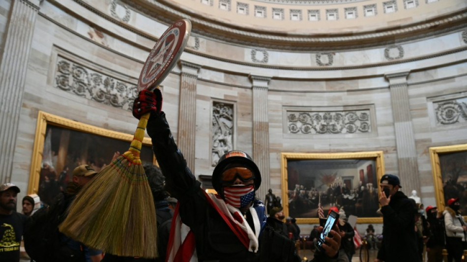 Un participant &agrave; l'assaut du Capitole qui avait voulu se venger des policiers condamn&eacute; &agrave; perp&eacute;tuit&eacute; 