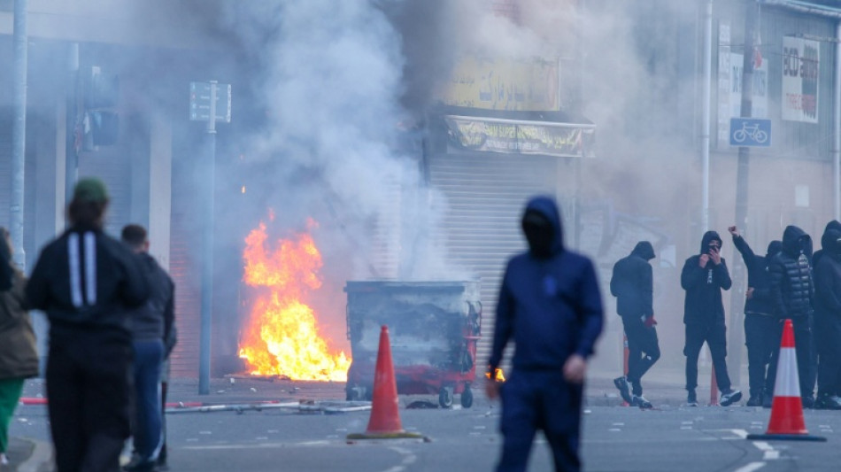 Manifestantes antimigraci&oacute;n bloquean calles y queman veh&iacute;culos tras apu&ntilde;alamiento en Belfast