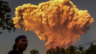 Vulkanausbruch auf indonesischer Ferieninsel: Dutzende Fl&uuml;ge gestrichen