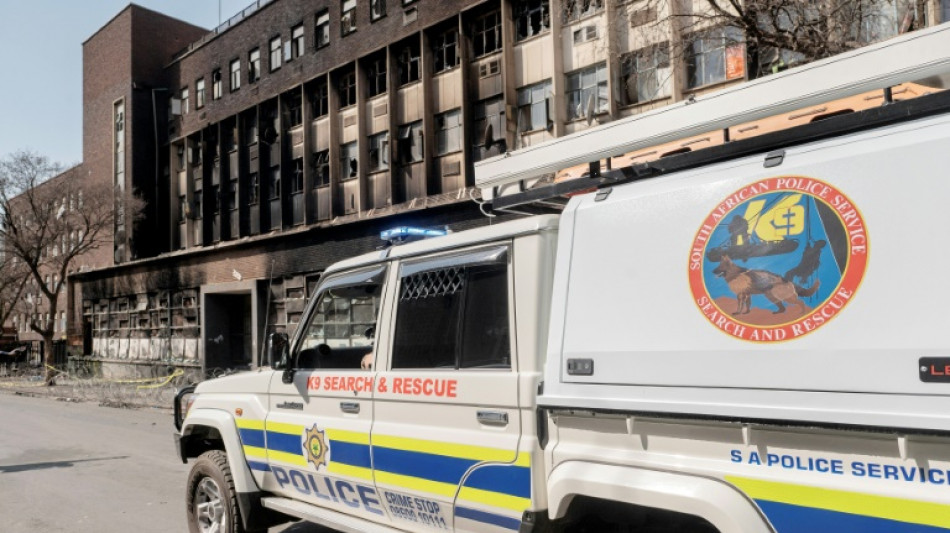 Contin&uacute;a la b&uacute;squeda de v&iacute;ctimas tras el mortal incendio en Johannesburgo