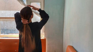 Mulheres afegãs desafiam talibãs e vendem seus cabelos para sobreviver