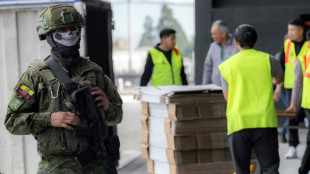 Equatorianos votam para eleger presidente entre Noboa e a esquerdista Gonz&aacute;lez