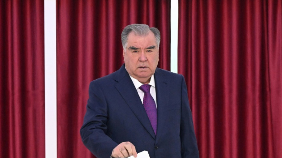 Tadjikistan: le pr&eacute;sident Rakhmon, sans opposition, confort&eacute; par les l&eacute;gislatives