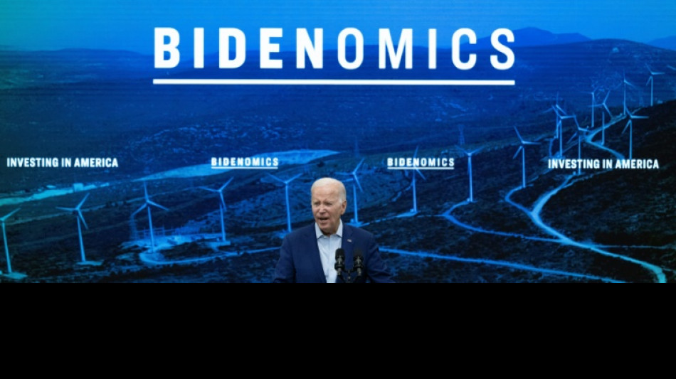 Biden limite les investissements dans l'IA en Chine, et vante une renaissance industrielle am&eacute;ricaine