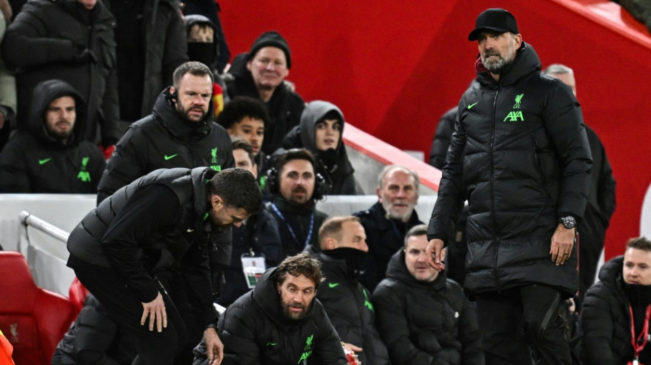 Kollision mit Klopp: Tsimikas erleidet Schl&uuml;sselbeinbruch