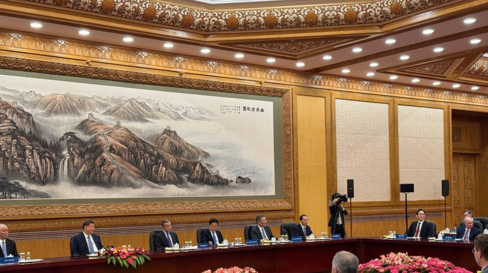 Media, Cina riunisce vertice d'emergenza sui dazi Usa