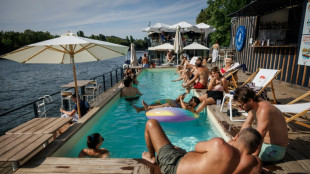 Los parisinos adinerados encuentran su Costa Azul junto al Sena para escapar del calor
