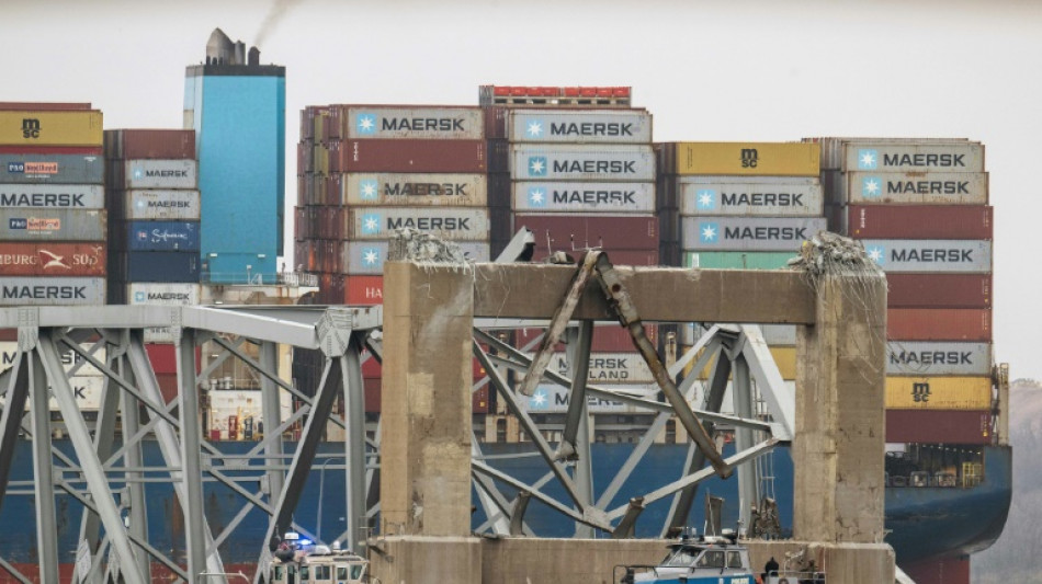 Une premi&egrave;re grue d&eacute;ploy&eacute;e &agrave; Baltimore pour d&eacute;gager les d&eacute;bris du pont effondr&eacute;