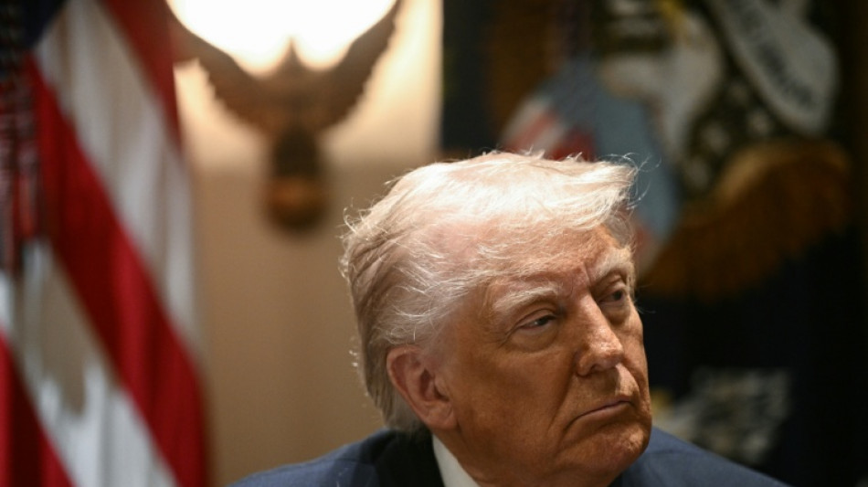 Trump anuncia tarifas de 25% para países que comprarem petróleo e gás da Venezuela