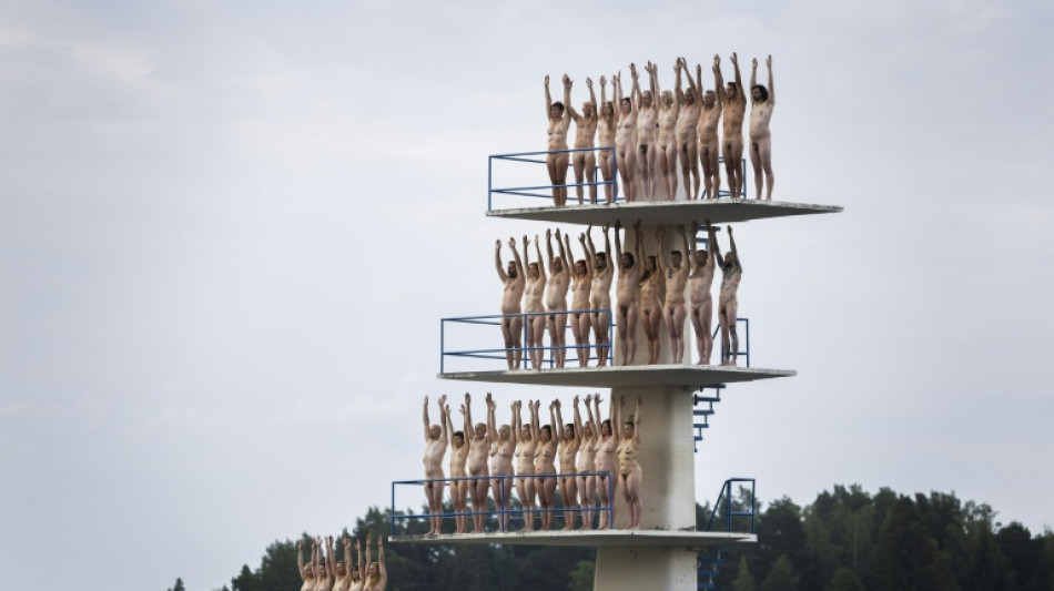 Mil pessoas posam sem roupa para fot&oacute;grafo na Finl&acirc;ndia
