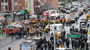 Un hombre con una m&aacute;scara de gas deja 17 heridos en tiroteo en el metro de Nueva York
