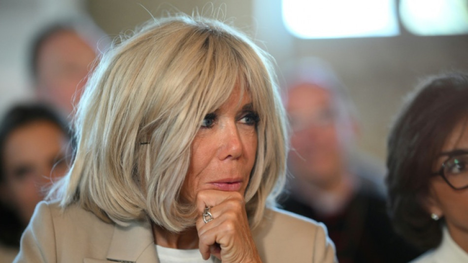 El presidente franc&eacute;s y su esposa entregar&aacute;n pruebas "cient&iacute;ficas" de que Brigitte Macron es mujer